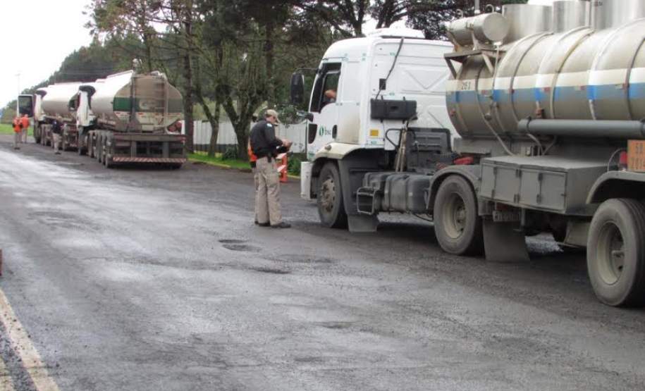 11ª CORPDEC realiza Fiscalização de Transporte de Produtos Perigosos em Palmas – PR. 11ª CORPDEC realiza Fiscalização de Transporte de Produtos Perigosos em Palmas – PR.