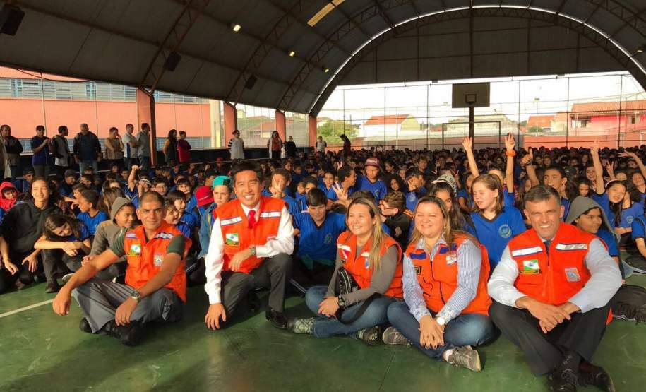 Escola de Curitiba participa de simulação de plano de abandono, através do projeto Brigadas Escolares da Coordenadoria Estadual de Proteção e Defesa Civil. Escola de Curitiba participa de simulação de plano de abandono, através do projeto Brigadas Escolares da Coordenadoria Estadual de Proteção e Defesa Civil.