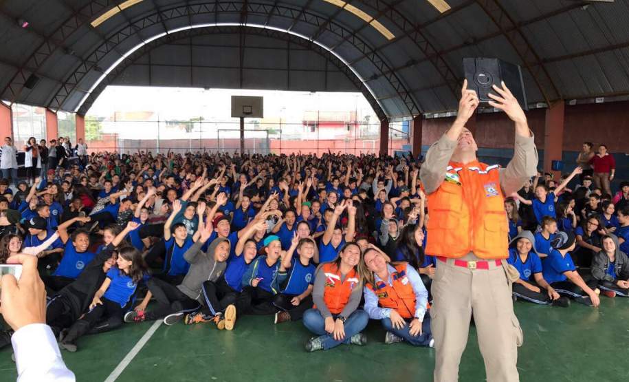 Escola de Curitiba participa de simulação de plano de abandono, através do projeto Brigadas Escolares da Coordenadoria Estadual de Proteção e Defesa Civil. Escola de Curitiba participa de simulação de plano de abandono, através do projeto Brigadas Escolares da Coordenadoria Estadual de Proteção e Defesa Civil.