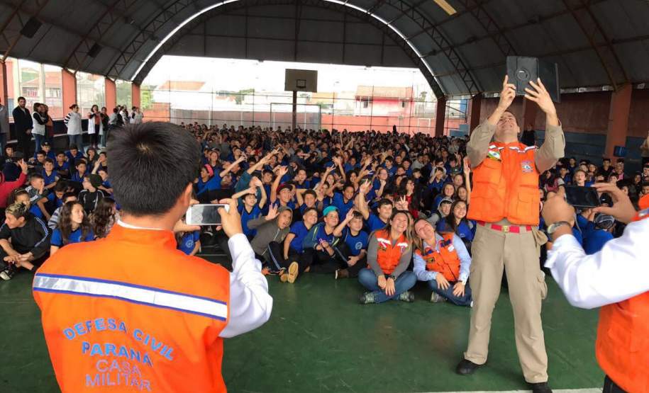 Escola de Curitiba participa de simulação de plano de abandono, através do projeto Brigadas Escolares da Coordenadoria Estadual de Proteção e Defesa Civil. Escola de Curitiba participa de simulação de plano de abandono, através do projeto Brigadas Escolares da Coordenadoria Estadual de Proteção e Defesa Civil.