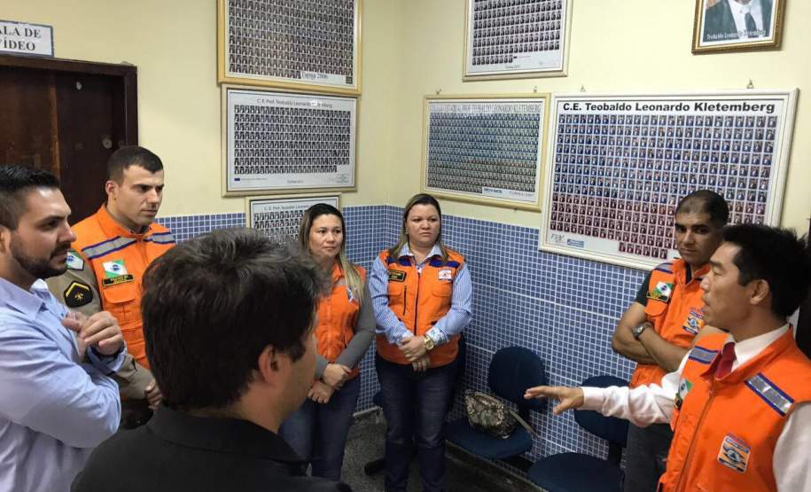 Escola de Curitiba participa de simulação de plano de abandono, através do projeto Brigadas Escolares da Coordenadoria Estadual de Proteção e Defesa Civil. Escola de Curitiba participa de simulação de plano de abandono, através do projeto Brigadas Escolares da Coordenadoria Estadual de Proteção e Defesa Civil.