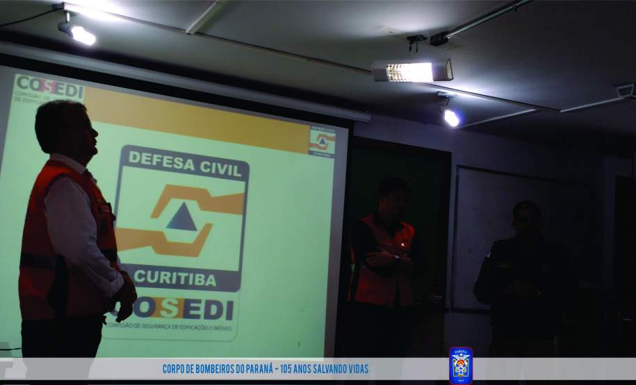 Bombeiros participam de palestra ministrada pela COSEDI - (Comissão de Segurança de Edificações e Imóveis). Bombeiros participam de palestra ministrada pela COSEDI - (Comissão de Segurança de Edificações e Imóveis).