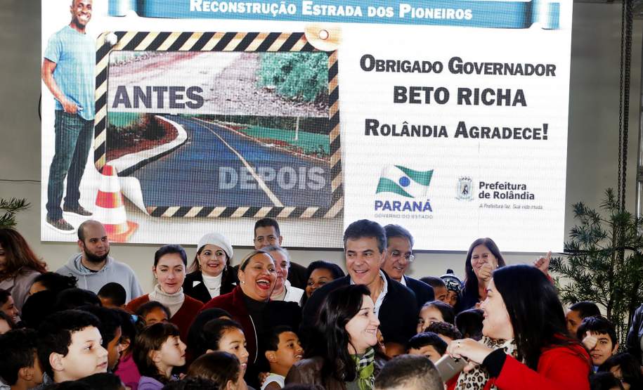 Governador entrega reconstrução de ponte e estrada destruídas por chuvas