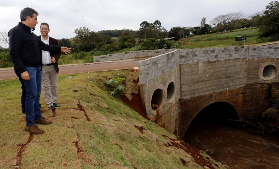 Governador entrega reconstrução de ponte e estrada destruídas por chuvas