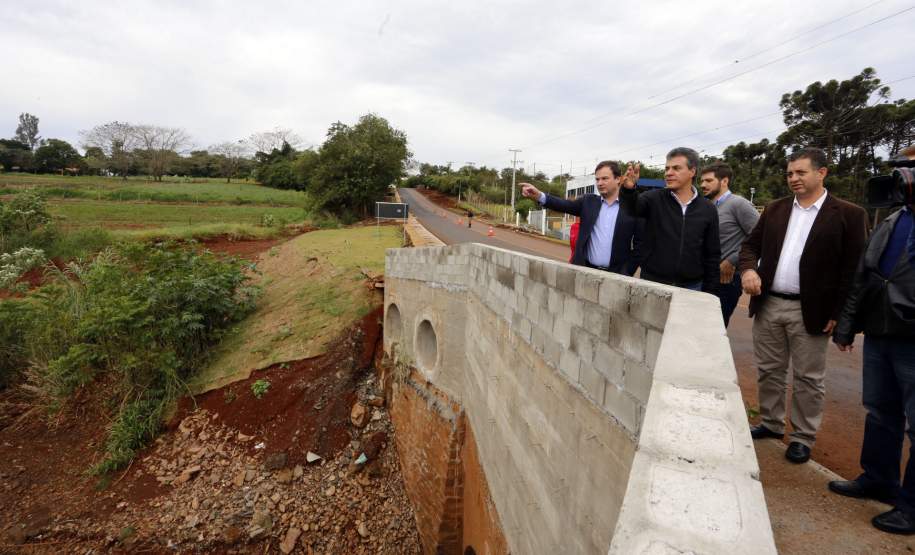 Governador entrega reconstrução de ponte e estrada destruídas por chuvas