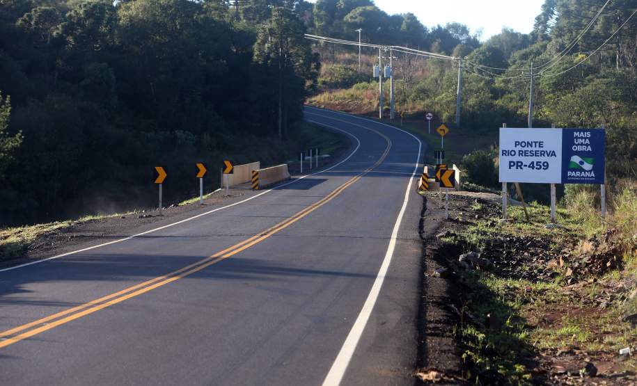 Estado pavimenta rodovia que era de chão e beneficia 300 mil pessoas Estado pavimenta rodovia que era de chão e beneficia 300 mil pessoas