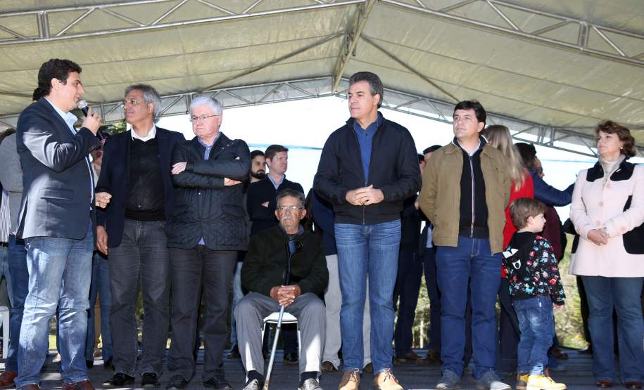 Estado pavimenta rodovia que era de chão e beneficia 300 mil pessoas Estado pavimenta rodovia que era de chão e beneficia 300 mil pessoas