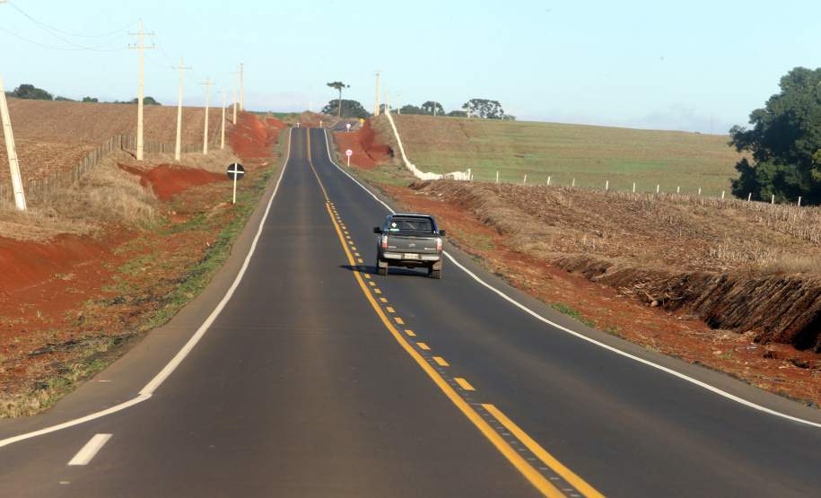 Estado pavimenta rodovia que era de chão e beneficia 300 mil pessoas Estado pavimenta rodovia que era de chão e beneficia 300 mil pessoas