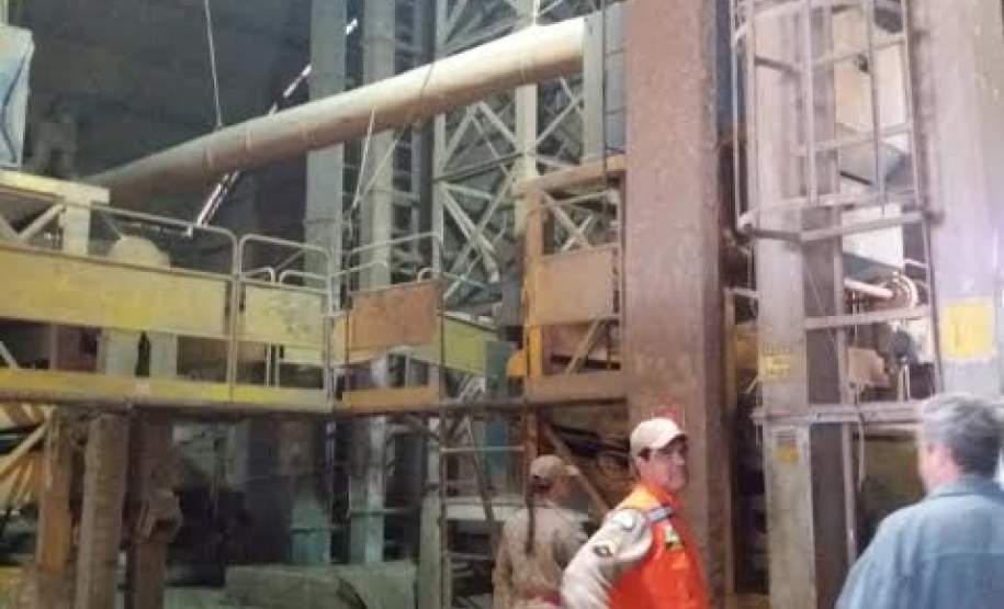 Fiscalização de Produto Perigoso em empresa na cidade de Coronel Vivida. Fiscalização de Produto Perigoso em empresa na cidade de Coronel Vivida.