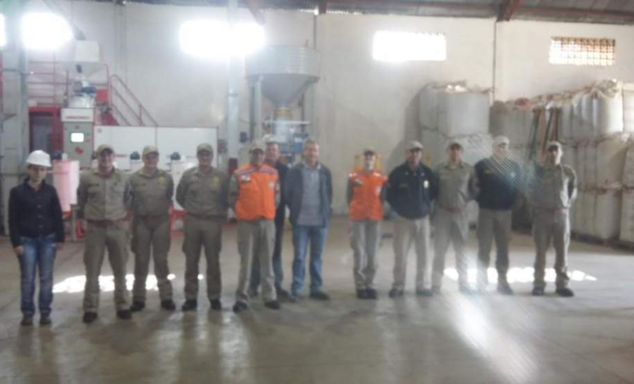 Fiscalização de Produto Perigoso em empresa na cidade de Coronel Vivida. Fiscalização de Produto Perigoso em empresa na cidade de Coronel Vivida.