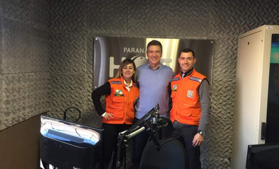 Integrantes da Coordenadoria estadual de Proteção e Defesa Civil se reuniram na AERP (Associação das Emissoras de Radiodifusão do Paraná), com o diretor Sr. Toni Casagrande. Integrantes da Coordenadoria estadual de Proteção e Defesa Civil se reuniram na AERP (Associação das Emissoras de Radiodifusão do Paraná), com o diretor Sr. Toni Casagrande.