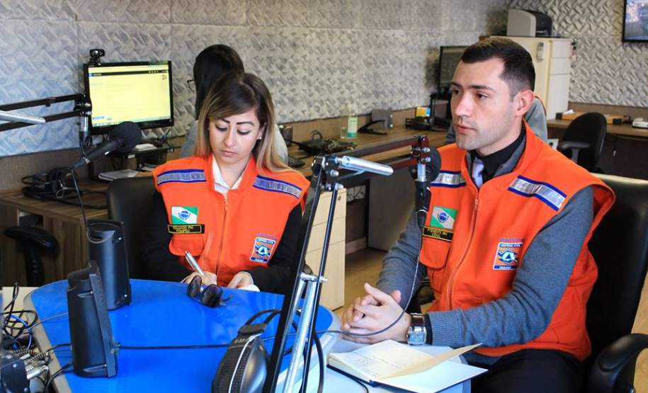 Integrantes da Coordenadoria estadual de Proteção e Defesa Civil se reuniram na AERP (Associação das Emissoras de Radiodifusão do Paraná), com o diretor Sr. Toni Casagrande. Integrantes da Coordenadoria estadual de Proteção e Defesa Civil se reuniram na AERP (Associação das Emissoras de Radiodifusão do Paraná), com o diretor Sr. Toni Casagrande.