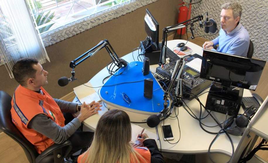 Integrantes da Coordenadoria estadual de Proteção e Defesa Civil se reuniram na AERP (Associação das Emissoras de Radiodifusão do Paraná), com o diretor Sr. Toni Casagrande. Integrantes da Coordenadoria estadual de Proteção e Defesa Civil se reuniram na AERP (Associação das Emissoras de Radiodifusão do Paraná), com o diretor Sr. Toni Casagrande.