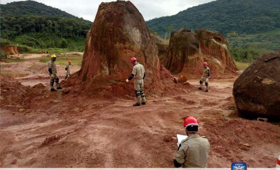 Corpo de Bombeiros promove treinamento para atendimento ocorrências de deslizamento. Corpo de Bombeiros promove treinamento para atendimento ocorrências de deslizamento.