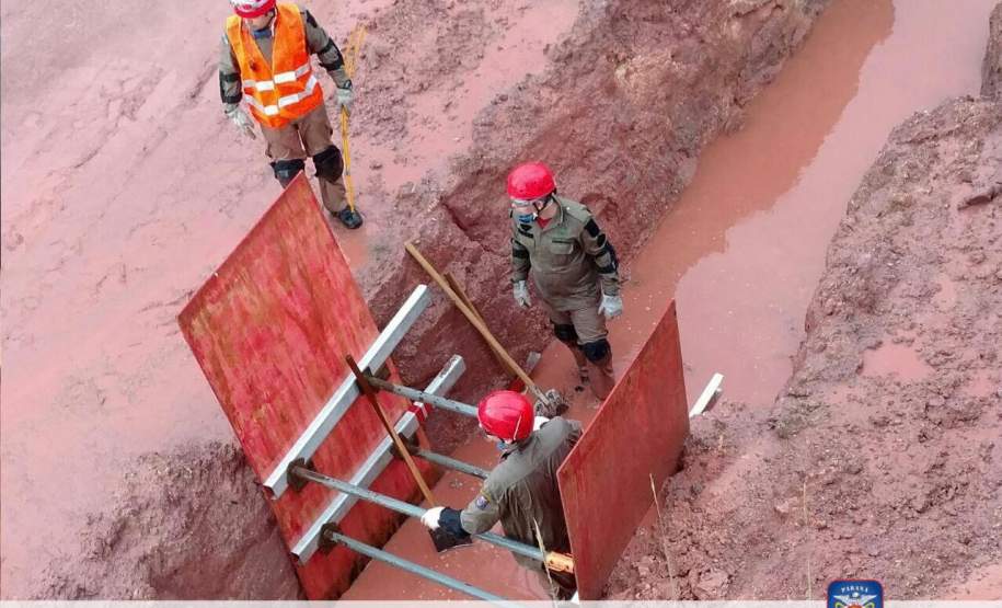 Corpo de Bombeiros promove treinamento para atendimento ocorrências de deslizamento. Corpo de Bombeiros promove treinamento para atendimento ocorrências de deslizamento.