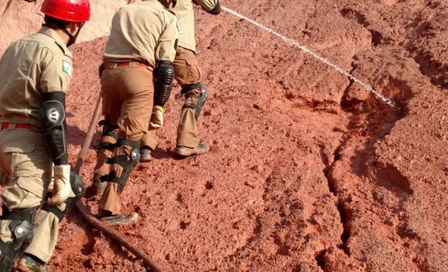 Corpo de Bombeiros promove treinamento para atendimento ocorrências de deslizamento. Corpo de Bombeiros promove treinamento para atendimento ocorrências de deslizamento.