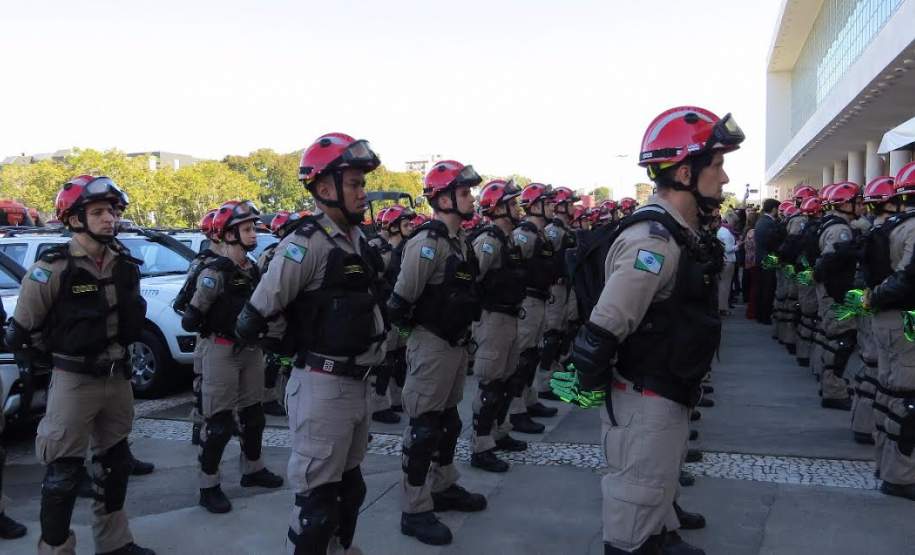 Richa entrega 207 novas viaturas para a polícia, bombeiros e defesa civil. Richa entrega 207 novas viaturas para a polícia, bombeiros e defesa civil.