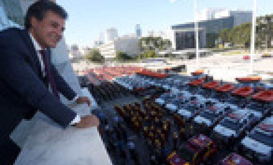 Richa entrega 207 novas viaturas para a polícia, bombeiros e defesa civil Richa entrega 207 novas viaturas para a polícia, bombeiros e defesa civil