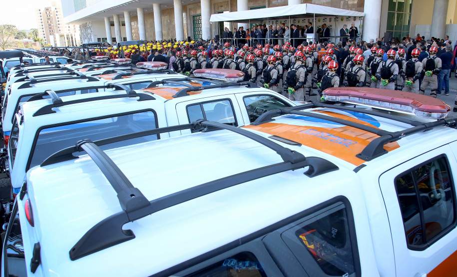 Richa entrega 207 novas viaturas para a polícia, bombeiros e defesa civil Richa entrega 207 novas viaturas para a polícia, bombeiros e defesa civil