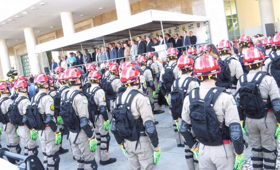 Richa entrega 207 novas viaturas para a polícia, bombeiros e defesa civil. Richa entrega 207 novas viaturas para a polícia, bombeiros e defesa civil.