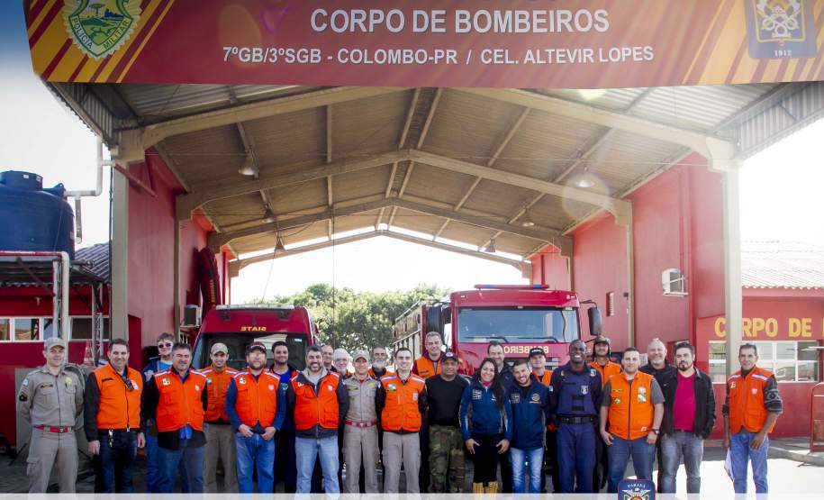 Bombeiros realizam simulado juntamente com a Defesa Civil de Colombo e membros da REER Bombeiros realizam simulado juntamente com a Defesa Civil de Colombo e membros da REER