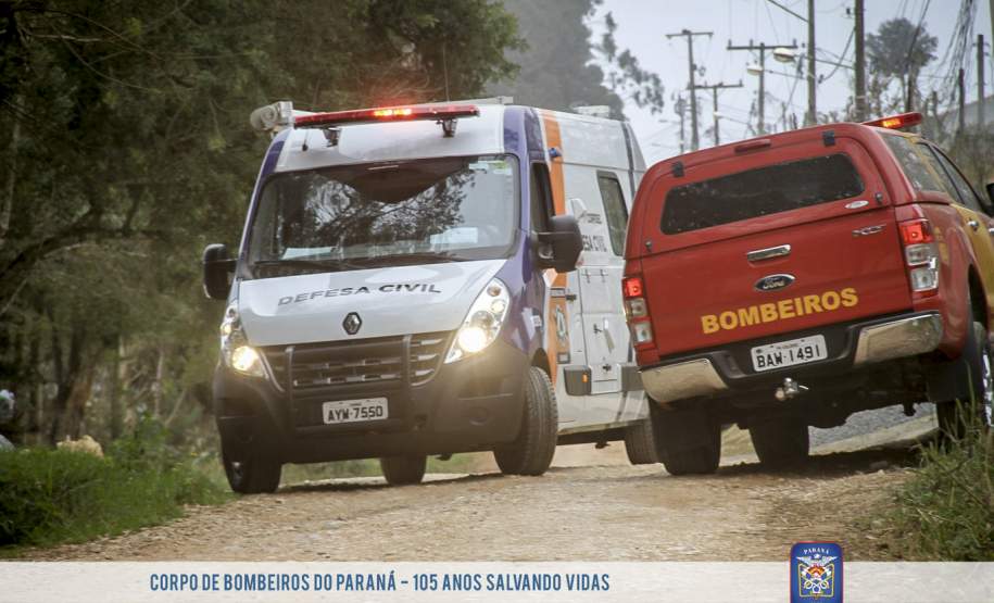 Bombeiros realizam simulado juntamente com a Defesa Civil de Colombo e membros da REER Bombeiros realizam simulado juntamente com a Defesa Civil de Colombo e membros da REER