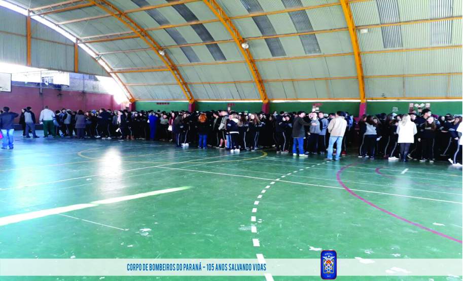 1º Grupamento de Bombeiros realiza exercício de abandono no Colégio Emilío de Menezes 1º Grupamento de Bombeiros realiza exercício de abandono no Colégio Emilío de Menezes