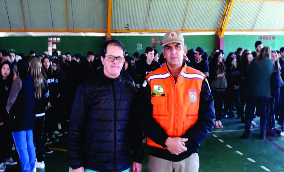 1º Grupamento de Bombeiros realiza exercício de abandono no Colégio Emilío de Menezes 1º Grupamento de Bombeiros realiza exercício de abandono no Colégio Emilío de Menezes