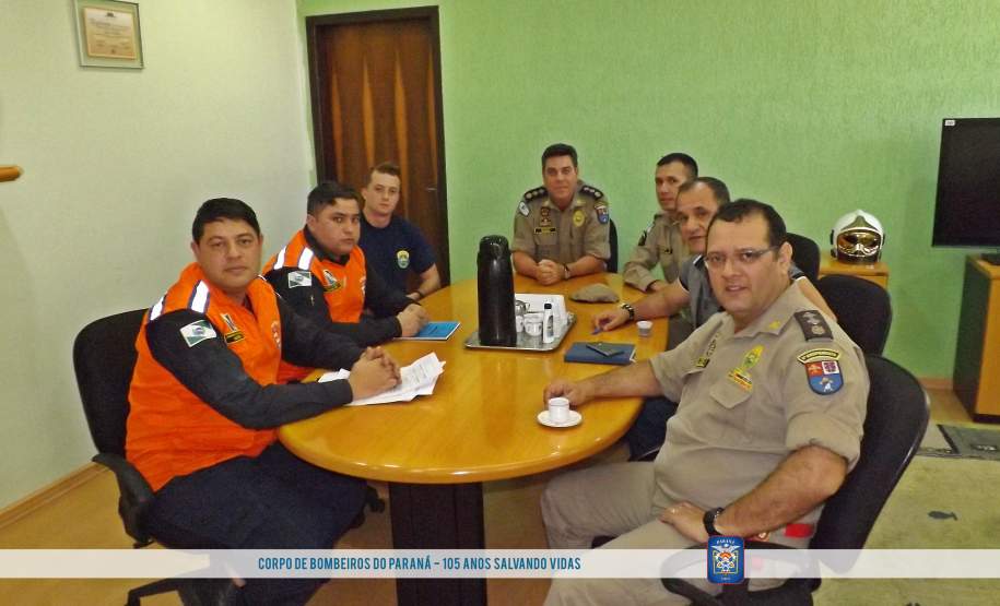 Visita de agentes da Defesa Civil de Pinhais ao quartel do comando do 6º Grupamento de Bombeiros.