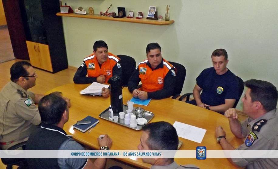 Visita de agentes da Defesa Civil de Pinhais ao quartel do comando do 6º Grupamento de Bombeiros.