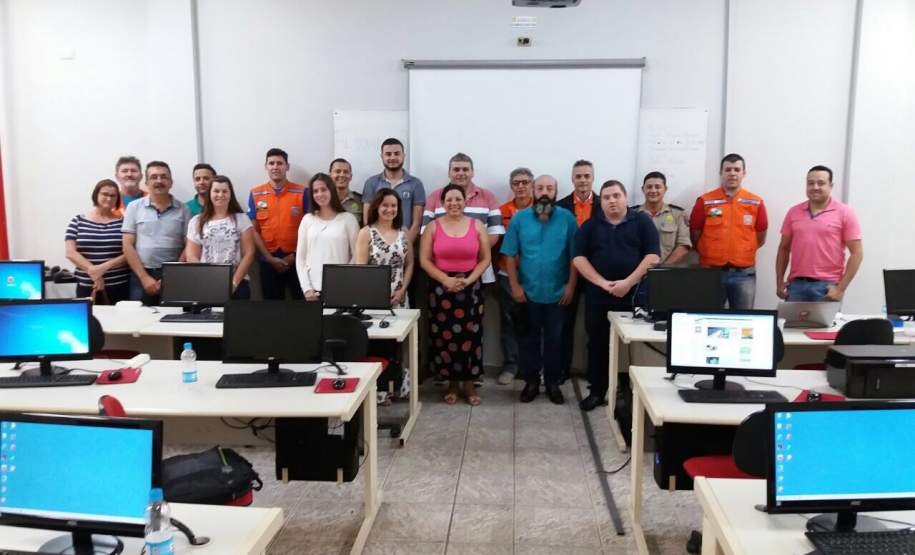 Curso realizado em Toledo pela Defesa Civil Estadual, auxilia os coordenadores municipais para preenchimento do FIDE em situação de ocorrência real