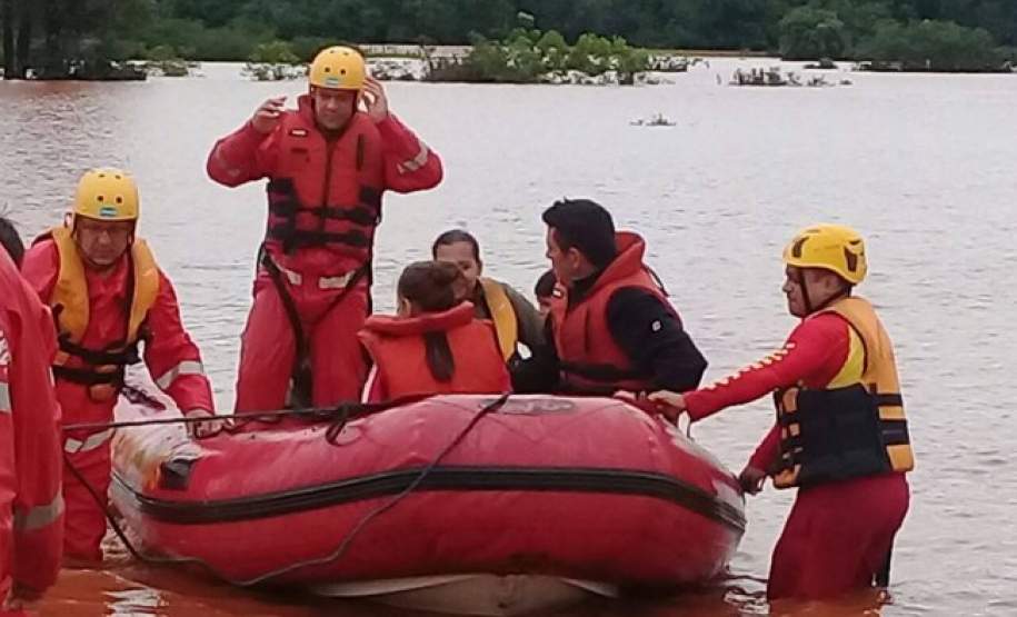 Prefeito de Diamante do Oeste decreta Situação de Emergência em razão de vendaval, granizo e chuvas ocorridos no município