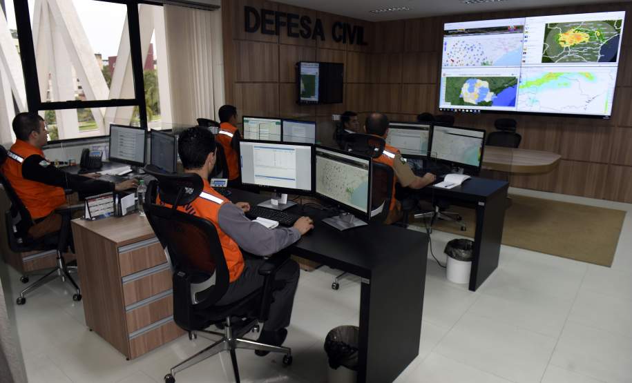 A Coordenadoria Estadual de Proteção e Defesa Civil faz o monitoramento da situação em todos os municípios paranaenses através do Centro Estadual de Gerenciamento de Riscos e Desastres (Cegerd), instalado no Palácio das Araucárias, em Curitiba. O chefe Operacional do órgão, capitão Romero Nunes da Silva Filho, afirmou que a atenção é maior no momento porque ainda há previsão de chuvas para os próximos dias.Curitiba, 30/10/2017.Foto: Ricardo Almeida/ANPr