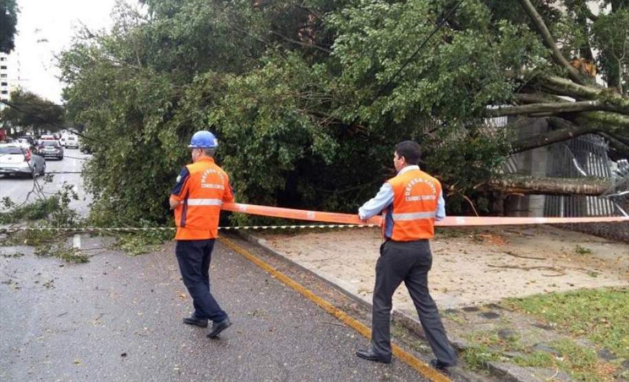 Saiba quando ligar para o telefone 199 da Defesa Civil de Curitiba