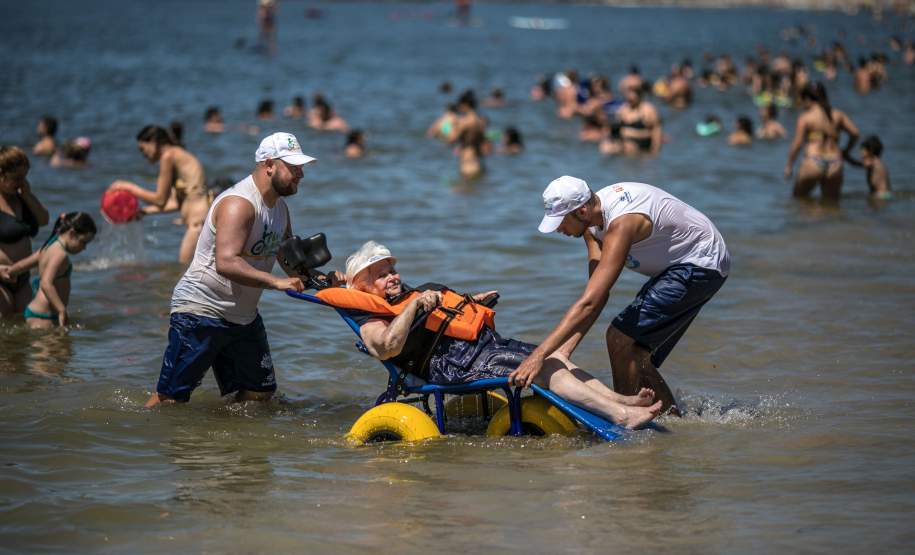 Cadeiras anfíbias tornam mais acessíveis praias do Paraná
