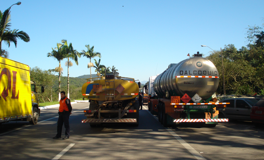 Caminhões parados para fiscalização