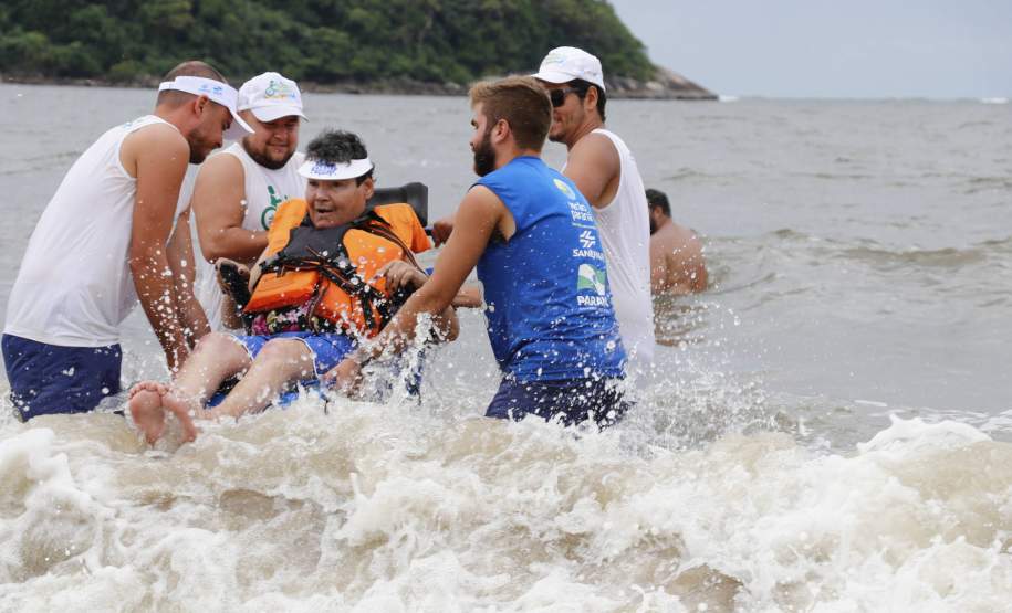 Programa atende mais de 1 mil pessoas e resgata contato com o mar