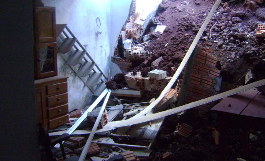 RESIDÊNCIA 1 DESABAMENTO DE MURO