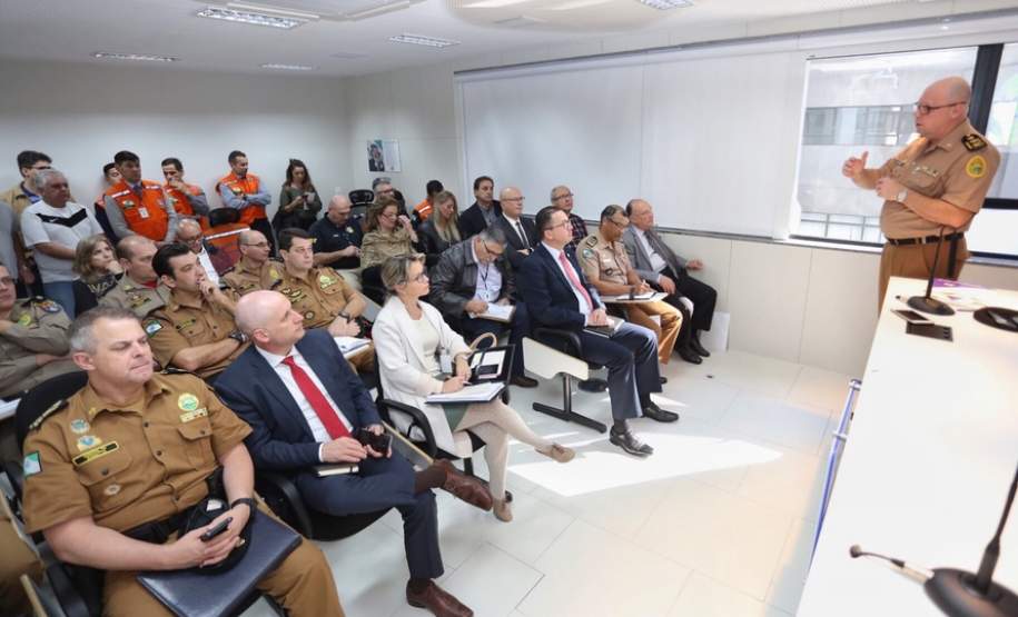 A Casa Militar do Paraná criou um grupo de trabalho para discutir as questões relacionadas à paralisação dos caminhoneiros e integrar as ações para garantir o abastecimento e a continuidade dos serviços públicos. A primeira reunião aconteceu nesta quinta-feira (23) na sede da Defesa Civil, em Curitiba, e contou com representantes do poder público, do setor produtivo e da sociedade civil organizada.Curitiba, 24/05/2018.   Foto: José Fernando Ogura/ANPr