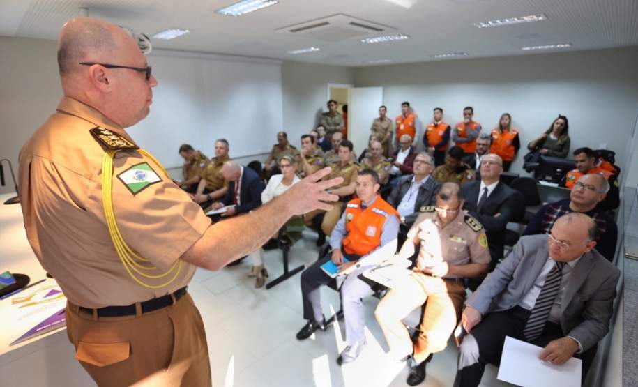 A Casa Militar do Paraná criou um grupo de trabalho para discutir as questões relacionadas à paralisação dos caminhoneiros e integrar as ações para garantir o abastecimento e a continuidade dos serviços públicos. A primeira reunião aconteceu nesta quinta-feira (23) na sede da Defesa Civil, em Curitiba, e contou com representantes do poder público, do setor produtivo e da sociedade civil organizada.Curitiba, 24/05/2018.   Foto: José Fernando Ogura/ANPr
