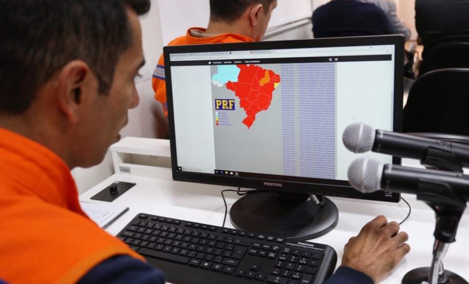 A Casa Militar do Paraná criou um grupo de trabalho para discutir as questões relacionadas à paralisação dos caminhoneiros e integrar as ações para garantir o abastecimento e a continuidade dos serviços públicos. A primeira reunião aconteceu nesta quinta-feira (23) na sede da Defesa Civil, em Curitiba, e contou com representantes do poder público, do setor produtivo e da sociedade civil organizada.Curitiba, 24/05/2018.   Foto: José Fernando Ogura/ANPr