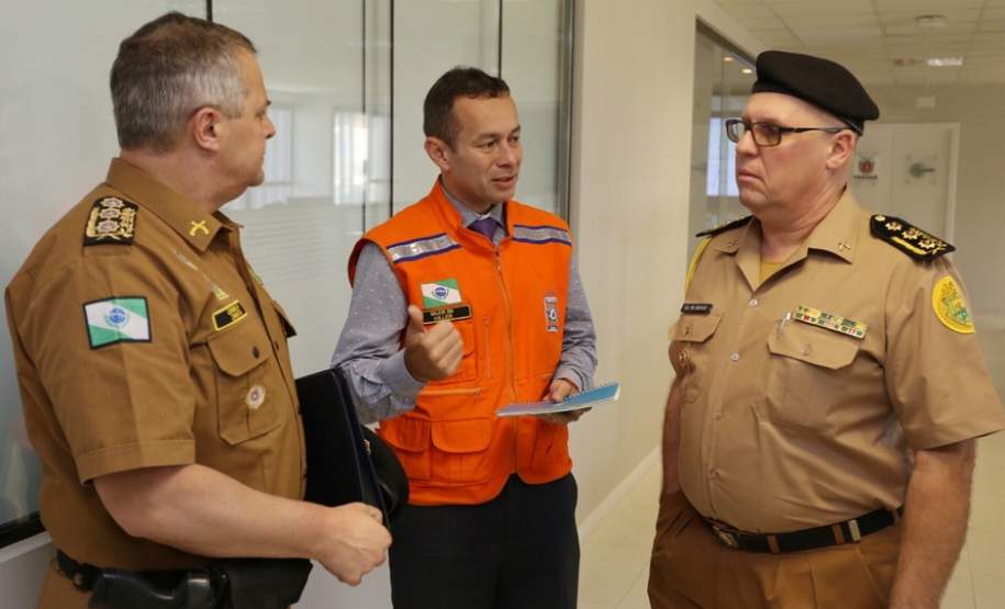 A Casa Militar do Paraná criou um grupo de trabalho para discutir as questões relacionadas à paralisação dos caminhoneiros e integrar as ações para garantir o abastecimento e a continuidade dos serviços públicos. A primeira reunião aconteceu nesta quinta-feira (23) na sede da Defesa Civil, em Curitiba, e contou com representantes do poder público, do setor produtivo e da sociedade civil organizada.Curitiba, 24/05/2018.   Foto: José Fernando Ogura/ANPr