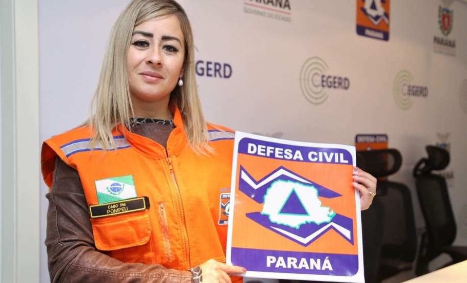 A Defesa Civil do Paraná começou a distribuir nesta sexta-feira (25) os adesivos para identificação dos caminhões que trafegam com cargas especiais nas rodovias do Paraná. O material foi entregue às secretarias estaduais, coordenadorias e ao setor produtivo para que seja enviado por todo Paraná.Curitiba, 25/05/2018.Foto: José Fernando Ogura/ANPr