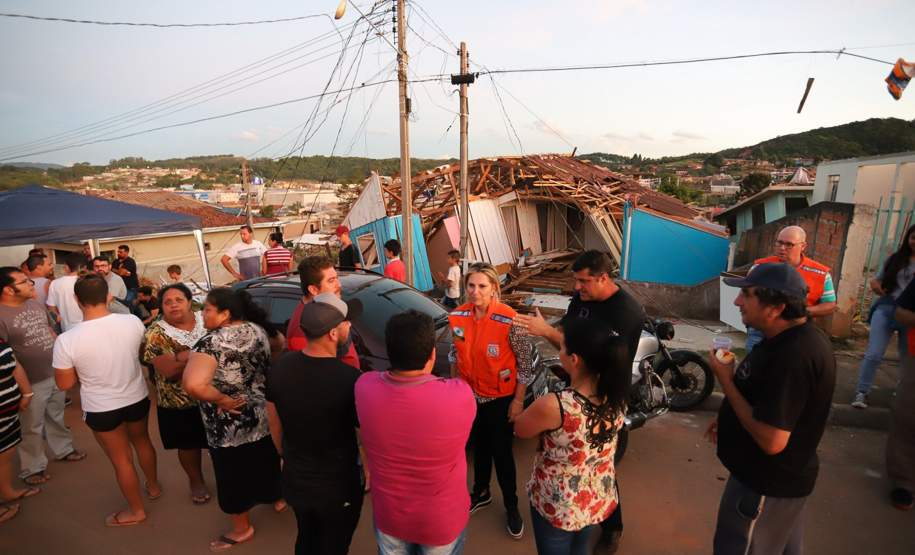 A governadora Cida Borghetti esteve neste sábado (1) em Itaperuçu, na Região Metropolitana de Curitiba. O município foi atingido por um forte temporal no início da tarde desta sexta-feira (30). No local, Cida determinou agilidade das equipes do governo no atendimento às mais de 2.500 pessoas afetadas. A cidade vizinha, Rio Branco do Sul, também foi atingida.  -  Itaperuçu, 01/12/2018  - Foto: José Fernando Ogura/ANPr