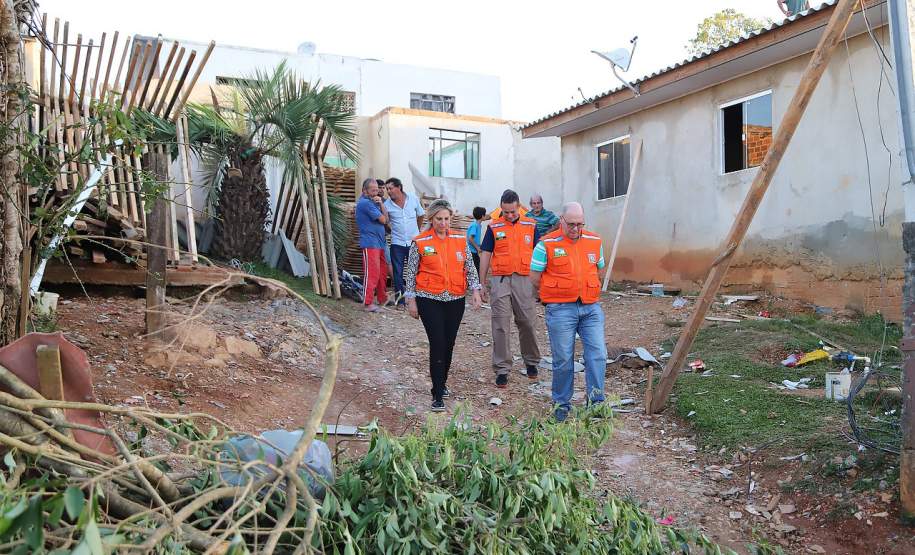 A governadora Cida Borghetti esteve neste sábado (1) em Itaperuçu, na Região Metropolitana de Curitiba. O município foi atingido por um forte temporal no início da tarde desta sexta-feira (30). No local, Cida determinou agilidade das equipes do governo no atendimento às mais de 2.500 pessoas afetadas. A cidade vizinha, Rio Branco do Sul, também foi atingida.  -  Itaperuçu, 01/12/2018  - Foto: José Fernando Ogura/ANPr