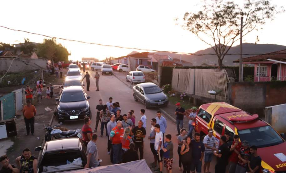 A governadora Cida Borghetti esteve neste sábado (1) em Itaperuçu, na Região Metropolitana de Curitiba. O município foi atingido por um forte temporal no início da tarde desta sexta-feira (30). No local, Cida determinou agilidade das equipes do governo no atendimento às mais de 2.500 pessoas afetadas. A cidade vizinha, Rio Branco do Sul, também foi atingida.  -  Itaperuçu, 01/12/2018  - Foto: José Fernando Ogura/ANPr