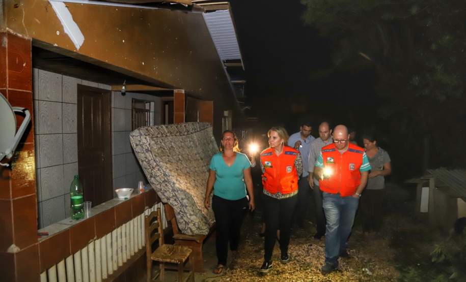 A governadora Cida Borghetti esteve neste sábado (1) em Itaperuçu, na Região Metropolitana de Curitiba. O município foi atingido por um forte temporal no início da tarde desta sexta-feira (30). No local, Cida determinou agilidade das equipes do governo no atendimento às mais de 2.500 pessoas afetadas. A cidade vizinha, Rio Branco do Sul, também foi atingida.  -  Itaperuçu, 01/12/2018  - Foto: José Fernando Ogura/ANPr