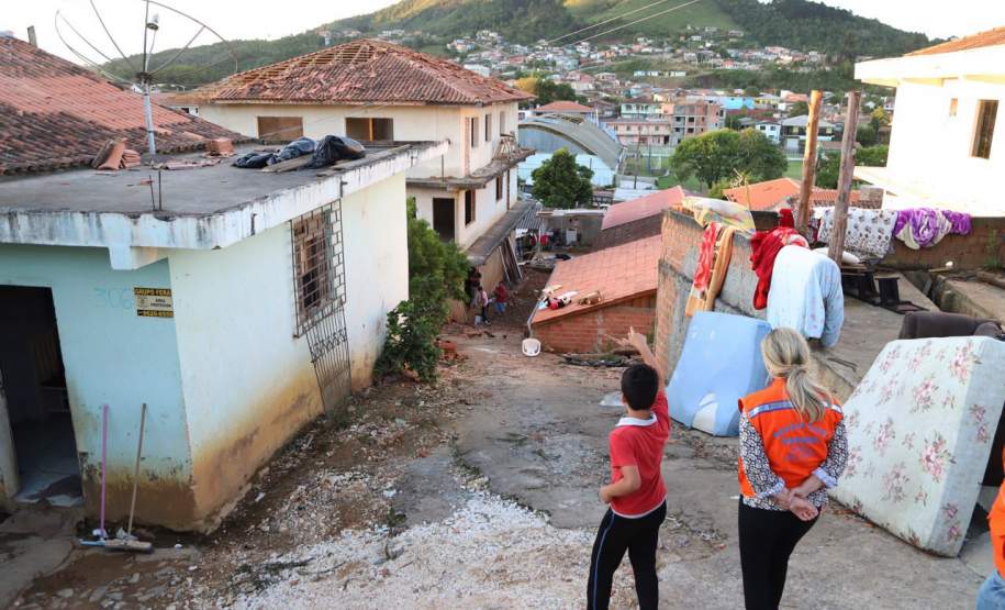 A governadora Cida Borghetti esteve neste sábado (1) em Itaperuçu, na Região Metropolitana de Curitiba. O município foi atingido por um forte temporal no início da tarde desta sexta-feira (30). No local, Cida determinou agilidade das equipes do governo no atendimento às mais de 2.500 pessoas afetadas. A cidade vizinha, Rio Branco do Sul, também foi atingida.  -  Itaperuçu, 01/12/2018  - Foto: José Fernando Ogura/ANPr
