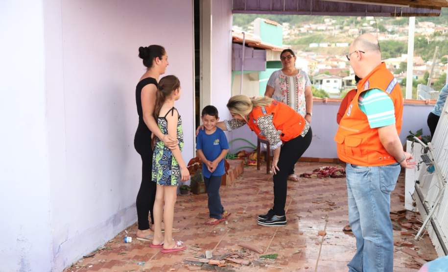 A governadora Cida Borghetti esteve neste sábado (1) em Itaperuçu, na Região Metropolitana de Curitiba. O município foi atingido por um forte temporal no início da tarde desta sexta-feira (30). No local, Cida determinou agilidade das equipes do governo no atendimento às mais de 2.500 pessoas afetadas. A cidade vizinha, Rio Branco do Sul, também foi atingida.  -  Itaperuçu, 01/12/2018  - Foto: José Fernando Ogura/ANPr