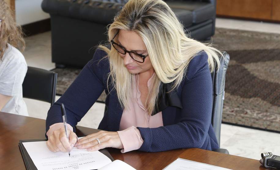 A governadora Cida Borghetti autorizou nesta terça-feira (4) o repasse de R$ 2,1 milhões para Itaperuçu, na Região Metropolitana de Curitiba, que sofre as consequências do vendaval ocorrido na sexta-feira (30). A verba é destinada a reformas de casas, postos de saúde e escolas afetadas pelo temporal e também para o atendimento de cerca de 600 famílias afetadas e também homologou o decreto que declara situação de emergência ao município. - Curitiba/Pr, 04.12.2018 - Foto Jonas Oliveria